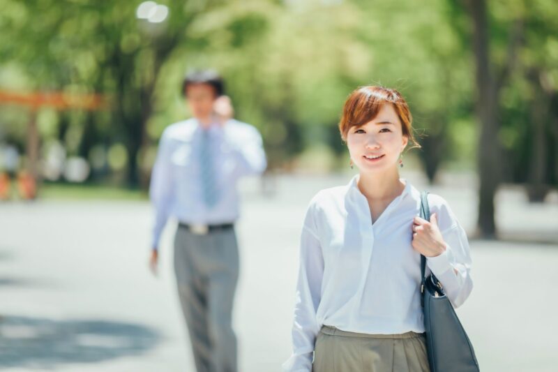 暑い夏はこのスーツで乗り切ろう!見た目も着心地も抜群なリネンスーツをご紹介。のアイキャッチ画像
