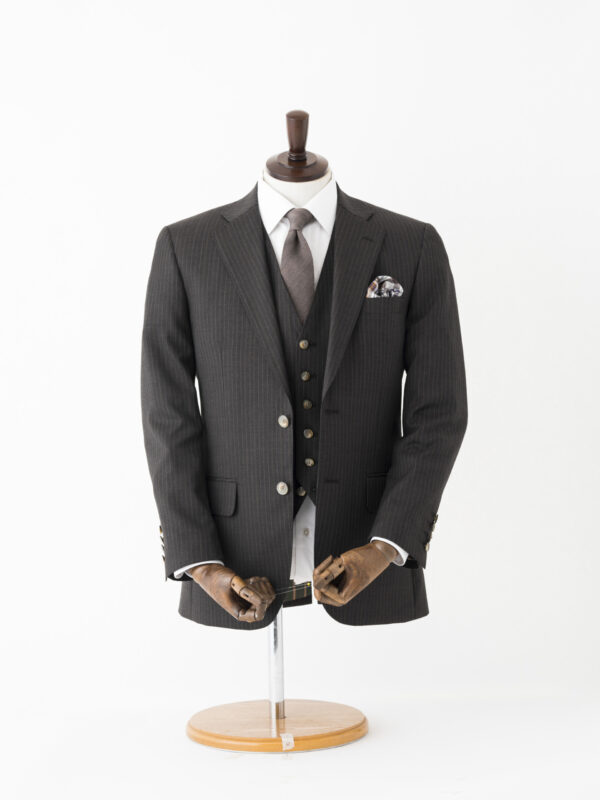 葬式で着るスーツは何がいいの?基本的な服装やマナーについても解説のアイキャッチ画像
