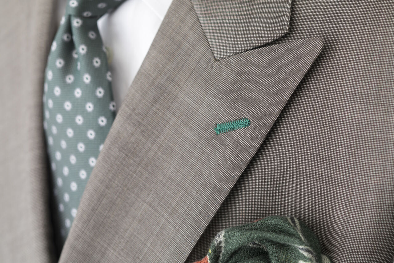 スーツ バッジ 位置 社章バッジはスーツのどこに付ける 社章とsdgsバッジの正しい付け方