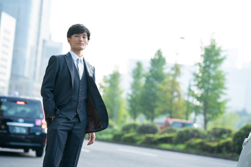 成人式のスーツ選び!なりたいが叶うカラーとデザインとは?のアイキャッチ画像
