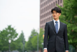 スーツのテカリはホームケアで解消できる テカリの原因と対処法 防ぐコツを解説 スーツのテカリはホームケアで解消できる テカリの原因と対処法 防ぐコツを解説