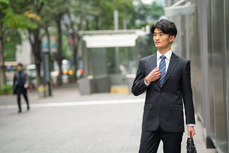 就活生にも安心!面接時におけるスーツのボタンマナーや事前準備について解説?のアイキャッチ画像