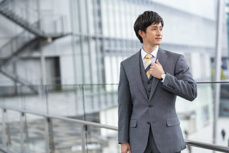 季節感を手軽に演出できるネクタイで秋らしく。おすすめの”ボルドータイ”をご紹介。のアイキャッチ画像
