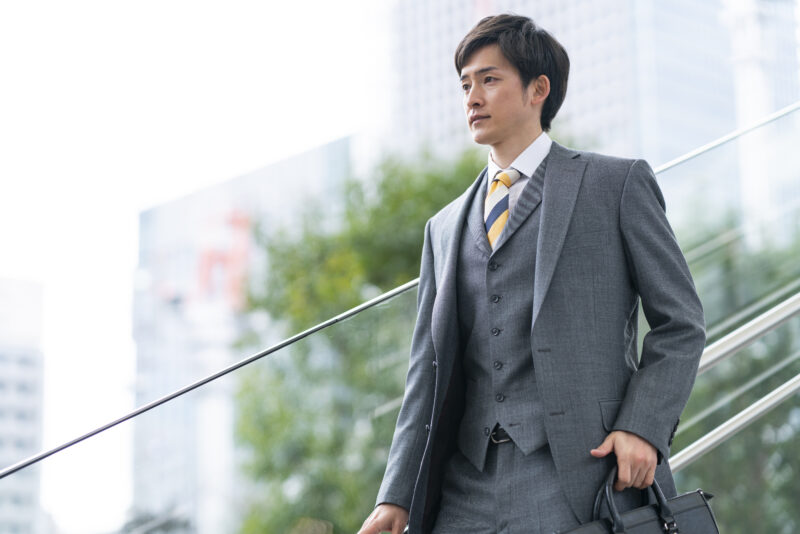 黒いリクルートスーツは本当に正解?面接でも使えるマメ知識と“見せたい印象”別着こなしポイントを伝授!のアイキャッチ画像