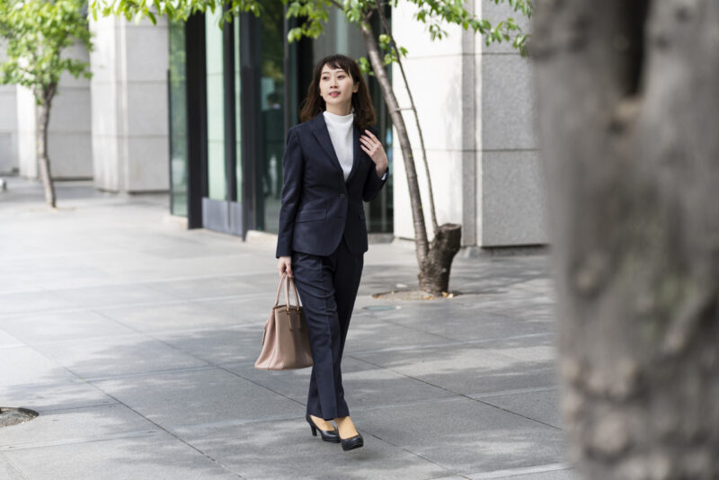 女性のオフィススタイルにあう靴とは?おすすめのデザインや種類を教えます!のアイキャッチ画像