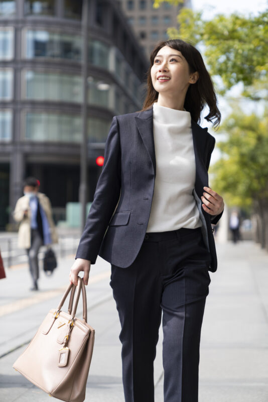 女性のオフィススタイルにあう靴とは?おすすめのデザインや種類を教えます!のアイキャッチ画像