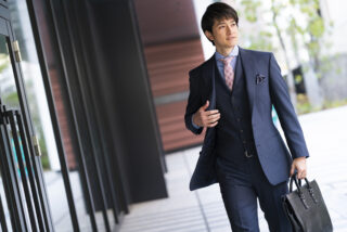 1枚持っておくと便利 メンズスーツに合わせるカーディガンを選ぼう