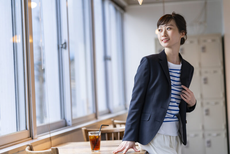 【スーツ レディース 靴 マナー】コーディネートの要は靴!女性のスーツスタイルで守るべき靴のマナーのアイキャッチ画像
