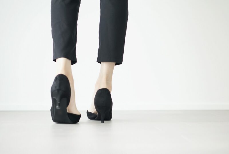 女性のオフィススタイルにあう靴とは？おすすめのデザインや種類を教えます！のアイキャッチ画像