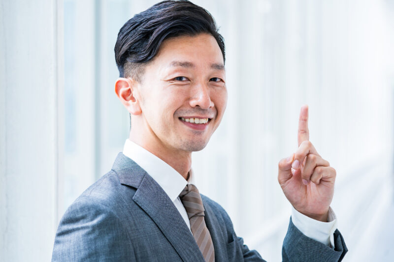 葬式で着るスーツは何がいいの?基本的な服装やマナーについても解説のアイキャッチ画像