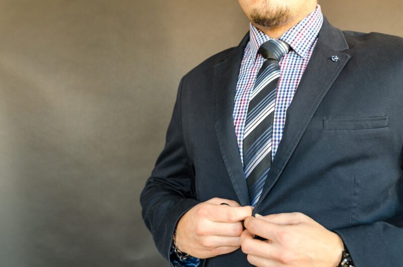 黒いリクルートスーツは本当に正解?面接でも使えるマメ知識と“見せたい印象”別着こなしポイントを伝授!のアイキャッチ画像