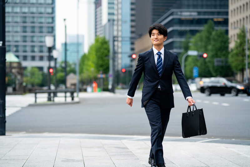 黒いリクルートスーツは本当に正解?面接でも使えるマメ知識と“見せたい印象”別着こなしポイントを伝授!のアイキャッチ画像