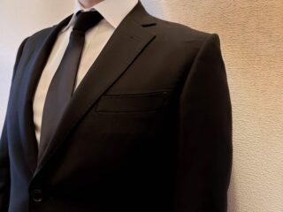【スーツ 入学式】入学式スーツの着こなし。品格ある装いと式典マナーのアイキャッチ画像