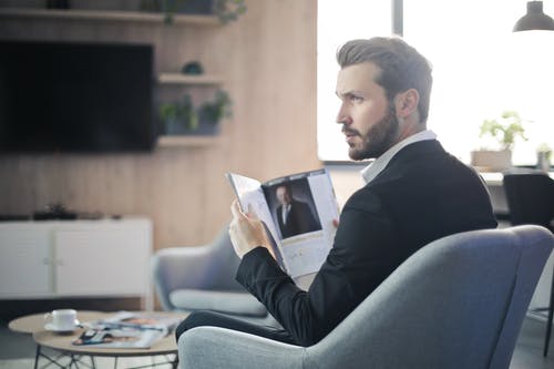 黒いリクルートスーツは本当に正解?面接でも使えるマメ知識と“見せたい印象”別着こなしポイントを伝授!のアイキャッチ画像