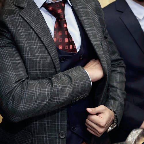 葬式で着るスーツは何がいいの?基本的な服装やマナーについても解説のアイキャッチ画像
