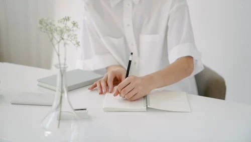 黒いリクルートスーツは本当に正解?面接でも使えるマメ知識と“見せたい印象”別着こなしポイントを伝授!のアイキャッチ画像