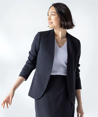 今秋試したい!”癒し系”を狙うなら「グリーンカラー」を取り入れて。オススメビジネスコーデをご紹介。のアイキャッチ画像