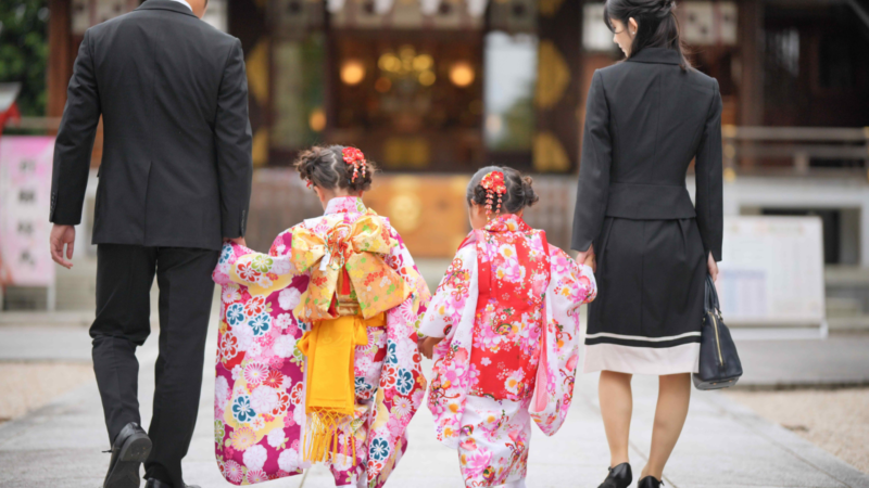 葬式で着るスーツは何がいいの?基本的な服装やマナーについても解説のアイキャッチ画像
