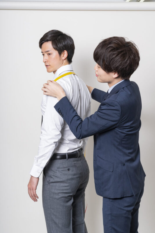 季節感を手軽に演出できるネクタイで秋らしく。おすすめの”ボルドータイ”をご紹介。のアイキャッチ画像