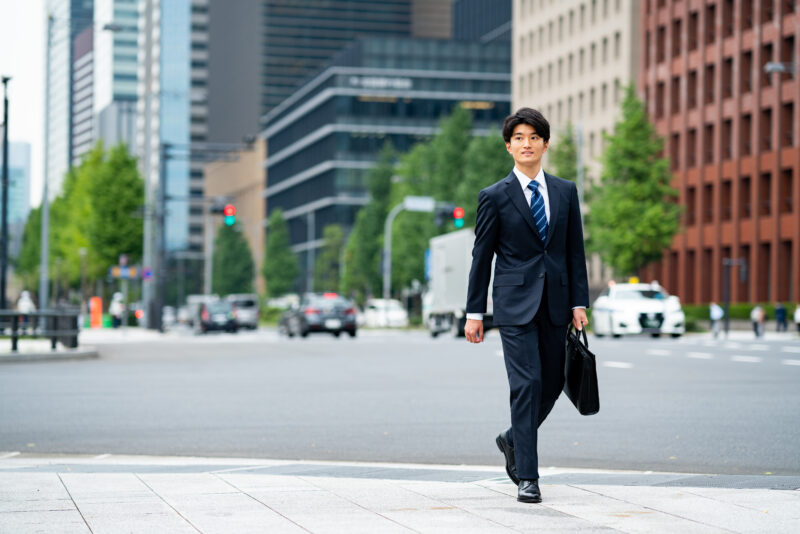 黒いリクルートスーツは本当に正解?面接でも使えるマメ知識と“見せたい印象”別着こなしポイントを伝授!のアイキャッチ画像