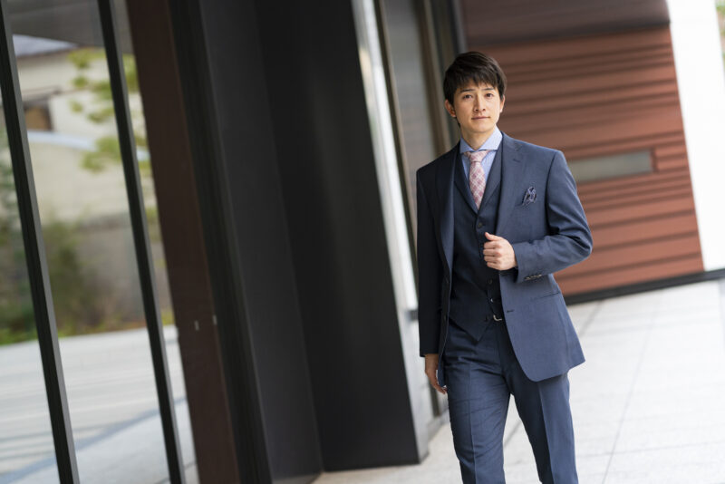 黒いリクルートスーツは本当に正解?面接でも使えるマメ知識と“見せたい印象”別着こなしポイントを伝授!のアイキャッチ画像