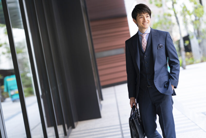 営業マンは必見!仕事を取りたいなら「ネイビーカラー」を選ぶといい!?その理由を解明!!のアイキャッチ画像