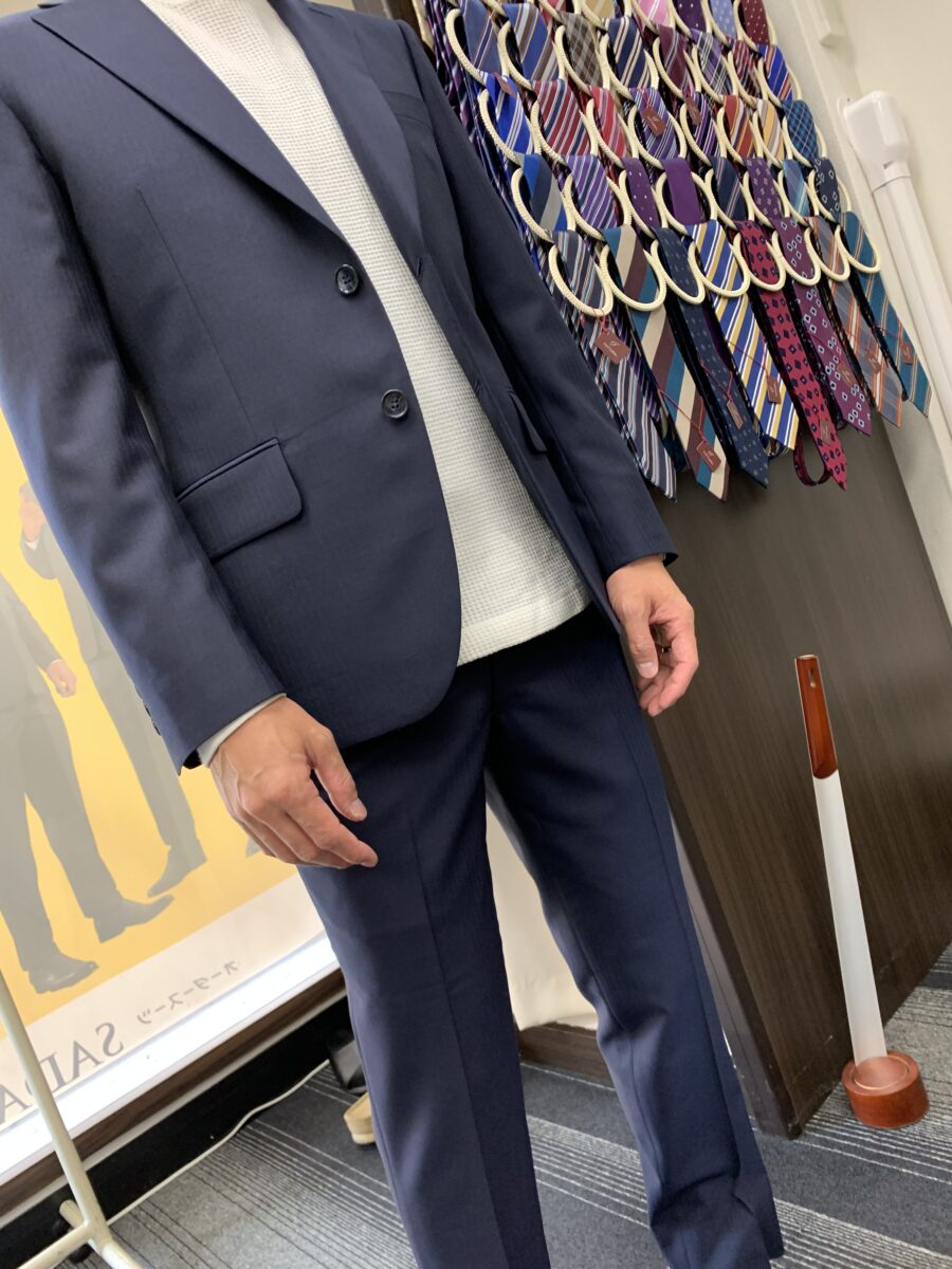 ネイビーストライプのスーツでシンプルに-大阪谷町店スーツ 
