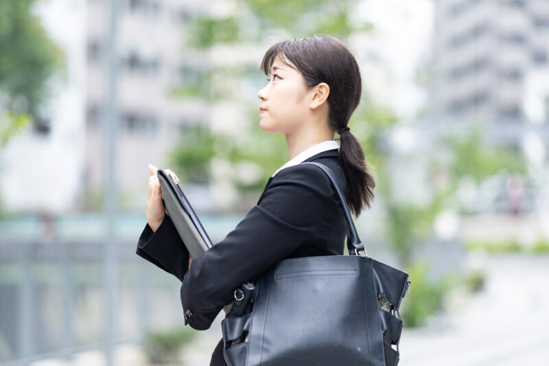 就活生にも安心!面接時におけるスーツのボタンマナーや事前準備について解説?のアイキャッチ画像