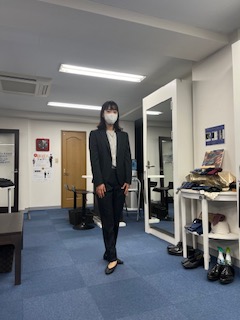 2着目のグレー、チェックスーツの画像
