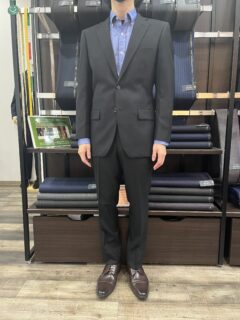 スタイリッシュに着こなす黒無地スーツ！の画像