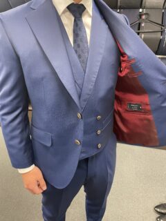 鮮やかな青のシングルスーツにダブル仕立てのベストで一味違ったお洒落なスーツ！！の画像