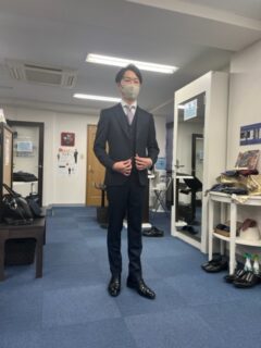 スリムな身体にフィットしたスーツで・・の画像