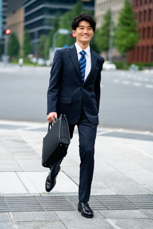 葬式で着るスーツは何がいいの?基本的な服装やマナーについても解説のアイキャッチ画像