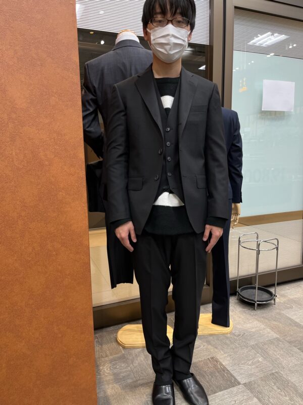 黒地がシックなスリーピーススーツのアイキャッチ画像