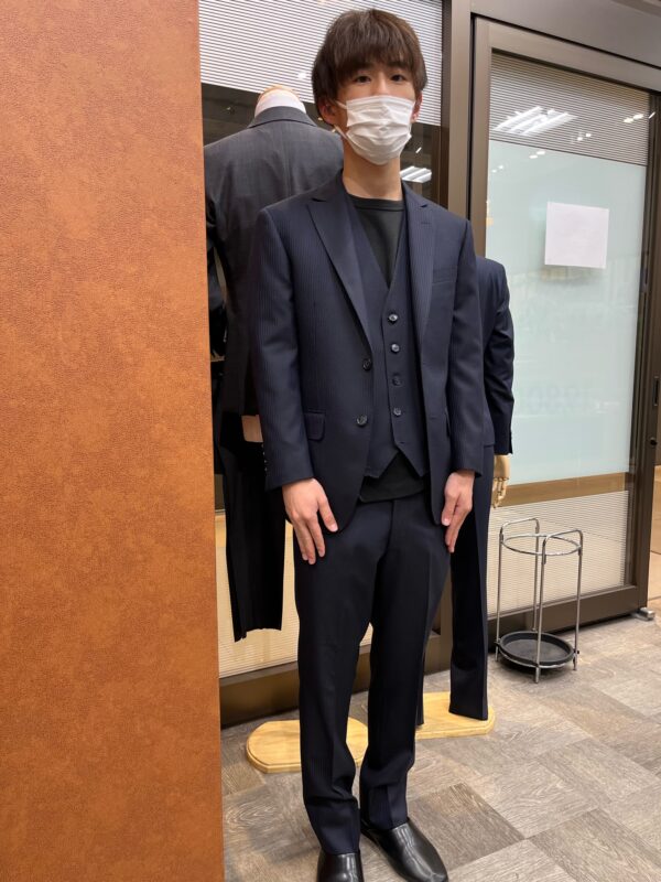 汎用性抜群のネイビー・シャドーストライプ柄のスリーピーススーツのアイキャッチ画像