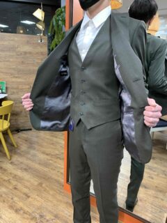 カーキ色のスーツをお仕立て頂きました。の画像