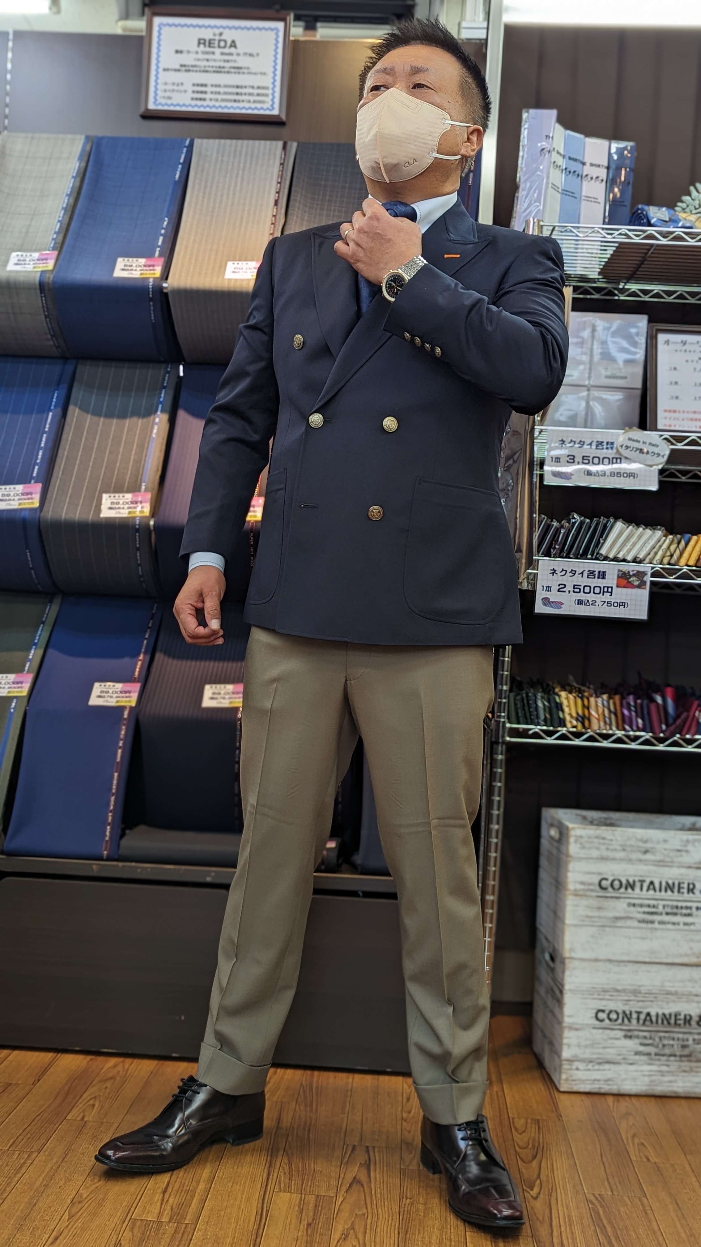 ネイビーのダブルジャケットで存在感のあるジャケパンスタイル-仙台西多賀店スーツコレクション-オーダースーツSADA