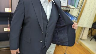 大活躍間違いなしの万能な紺シャドーストライプスーツの画像
