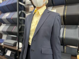 ネイビーのリクルートスーツの画像