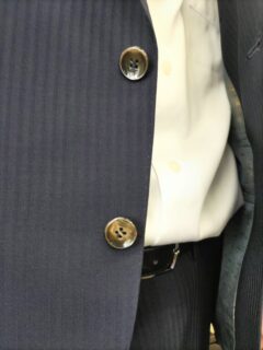 定番の紺ストライプスーツの画像
