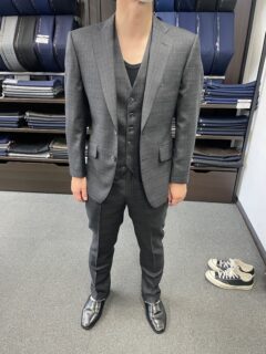 シックなチェック柄のスリーピース！の画像