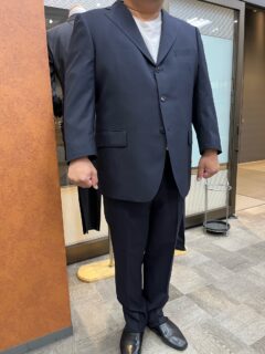 釦・裏地まで同系色で纏めた統一感のあるネイビースーツの画像