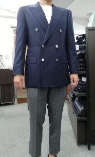 ダブルブレスト紺ジャケットの画像