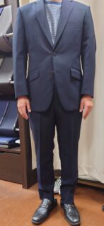 ストレッチ素材のネイビースーツの画像