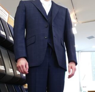 ベストでお洒落にチェック柄スーツの画像