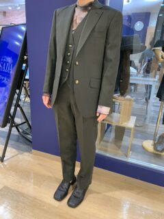 メンズライクなハンサムグリーンスーツの画像