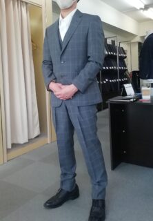 お洒落なグレーチェックの3ピースの画像