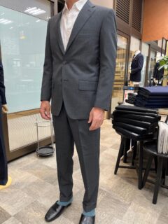 無駄をそぎ落とした大人のグレースーツの画像