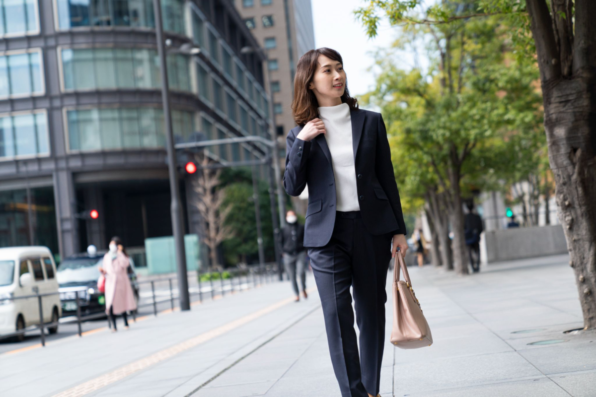 営業職の女性にとってスーツの着こなしは重要！インナーの選び方や