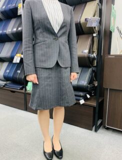 ノーカラースーツの画像